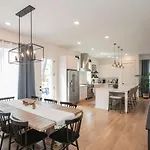 Custom Office Game & Fire Pit Holiday home Nashville