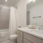 Custom Office Game & Fire Pit Holiday home *