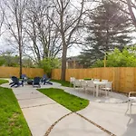 Custom Office Game & Fire Pit Holiday home *