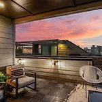 Stylish New Gulch Rooftop Deck W Views Holiday home *
