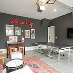 Holiday home Stylish New Gulch Rooftop Deck W Views