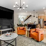 Stylish New Gulch Rooftop Deck W Views Holiday home