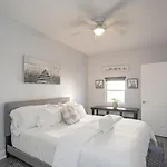 Holiday home Spacious Only 2 Miles From Downtown