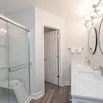 Spacious Only 2 Miles From Downtown Holiday home