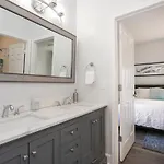 Spacious Only 2 Miles From Downtown Holiday home *