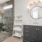 Spacious Only 2 Miles From Downtown Holiday home