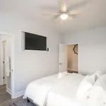 Spacious Only 2 Miles From Downtown Holiday home