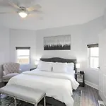 Holiday home Spacious Only 2 Miles From Downtown