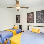 Holiday home Bright Townhome ~ 5 Mi To Downtown! *
