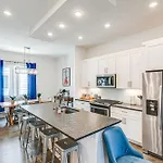 Holiday home Bright Townhome ~ 5 Mi To Downtown! Nashville