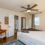 The Johnny And June House Prime Location Holiday home *