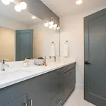 Fabulous Location Walk To Food & Bars Roof Deck Holiday home