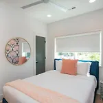 Fabulous Location Walk To Food & Bars Roof Deck Holiday home