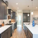 Holiday home 2 Miles To Broadway W Rooftop Deck Grill & Garage Nashville