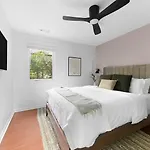 Songbird - Cozy & Centrally Located *