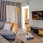 Cozy Condo, Minutes From Broadwy, Sleeps 5 *