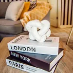 Cozy Condo, Minutes From Broadwy, Sleeps 5