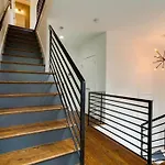 Walkable Hotspot Bars Nearby Broadway Close Holiday home *