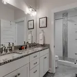 Unforgettable Townhome-close To Broadway-10 Beds! *