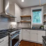 Unforgettable Townhome-close To Broadway-10 Beds! Holiday home