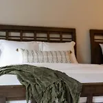 Holiday home Unforgettable Townhome-close To Broadway-10 Beds!
