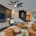 Holiday home Luxury Townhome! Rooftop-game Room! Near Broadway! *