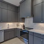 Spacious Only 2 Mi To Broadway Holiday home *