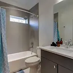 Spacious Only 2 Mi To Broadway Holiday home