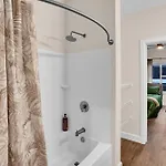 Chateau De Capri W Pool Gym Free Parking Apartment