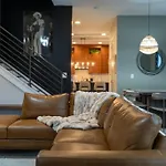 Holiday home Luxury Townhome! Rooftop-game Room! Near Broadway! *