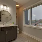 Luxury Townhome! Rooftop-game Room! Near Broadway! Holiday home