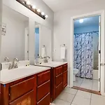Lovely 2 Bdr With Balcony 2m To Broadway Apartment