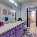 Vibrant Riverfront 2bd With A Pool Nashville