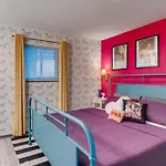 Vibrant Riverfront 2Bd With A Pool