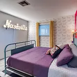 Vibrant Riverfront 2bd With A Pool Apartment