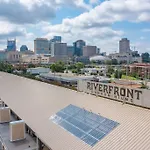 Apartment Vibrant Riverfront 2bd With A Pool Nashville
