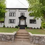 Bohemian Retreat Sleeps 6, Two Miles From Broadway!