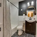 Sleep 8 In Our Cozy Colonial 2miles From Broadway *