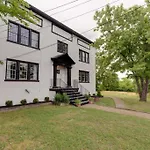 Sleep 8 In Our Cozy Colonial 2Miles From Broadway