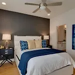 Renovated Pink Palace, Walkable Location Holiday home Nashville