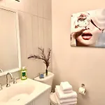 Holiday home Renovated Pink Palace, Walkable Location *