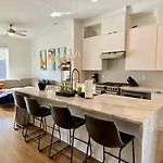 Renovated Pink Palace, Walkable Location Holiday home