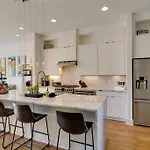 Renovated Pink Palace, Walkable Location Holiday home