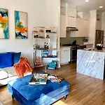 Renovated Pink Palace, Walkable Location Holiday home *