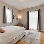 East Nash Retreat- Sleeps 10, Yard, Walk To Bars!