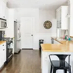 Southern Charm Downtown, Walk To Farmers Market & Holiday home