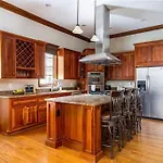 Prime Location In 12south, Walkable To Shopping & Dining *