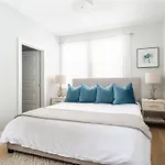 With En-suite Bath, Tv & Blackout Shades Nashville