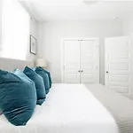 Holiday home With En-suite Bath, Tv & Blackout Shades