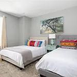 With En-suite Bath, Tv & Blackout Shades Holiday home Nashville